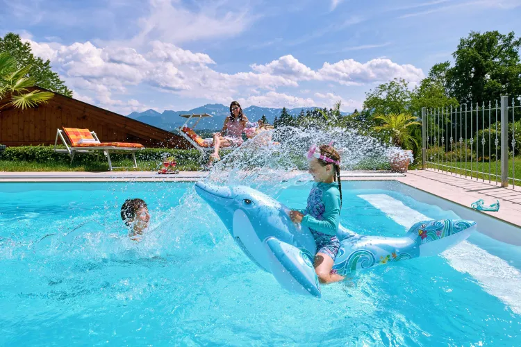 Pool mit Blick auf die Berge Sommerbadespaß am Lamplhof im Außenpool
