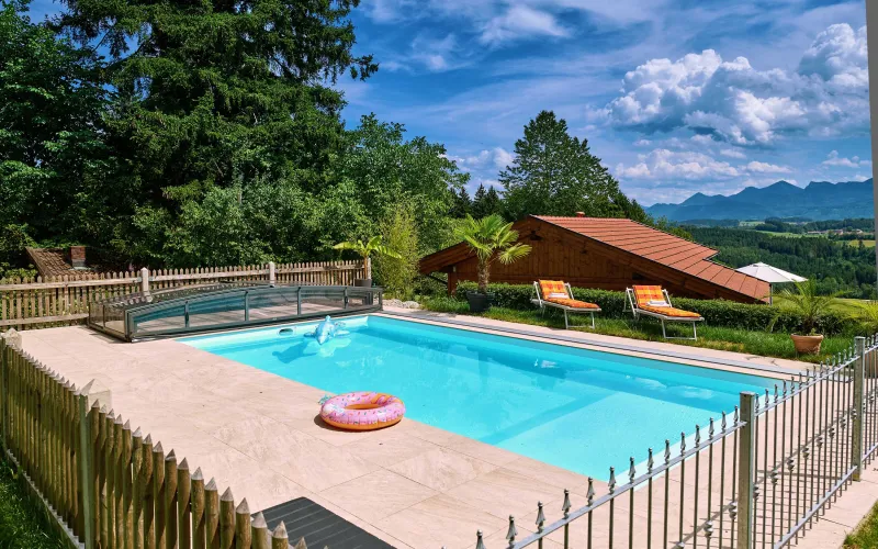 Badevergnügen von April bis November Beheizter Aussenpool mit transparenter Poolhalle